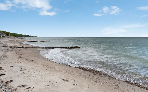Elsabeth - 20M from the Sea: Lucht, Blauw, Water, Strand, Zwemwater, Kust, Watervoorraden, Horizon, Natuurlijke Omgeving, Kust En Oceanic Landvormen