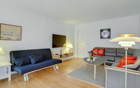 Pekka - 50M from the Sea: Meubilair, Interieur Ontwerp, Flooring, Bankstel, Verdieping, Hout, Woonkamer, Kamer, Plafond, Tafel