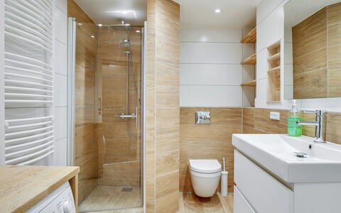 Pekka - 50M from the Sea: Flooring, Badkamer, Muur, Loodgieterswerkinrichting, Verdieping, Interieur Ontwerp, Hout, Wastafel, Badkamerkast, Wastafel In De Badkamer