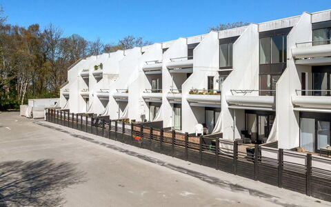 Pekka - 50M from the Sea: Balkon, Trap, Brutalisme