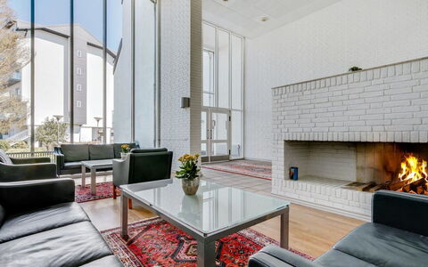 Pekka - 50M from the Sea: Plafond, Flooring, Interieur Ontwerp, Verdieping, Huis, Appartement, Woonkamer, Bankstel, Kamer