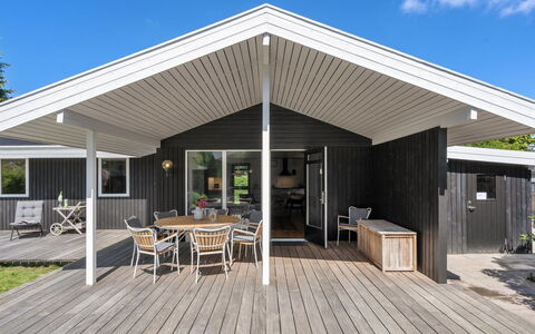 Ingelis - 1.2Km from the Sea: Flooring, Verdieping, Plafond, Interieur Ontwerp, Countertop, Keuken, Cabinetry, Kamer, Major Appliance, Lichte Inrichting