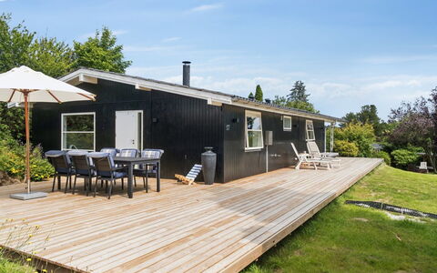 Donco - 600M from the Sea: Vegetation, Struik, De Lente, Verblijf, Tuin, Schaduw, Backyard, Werf, Stoel