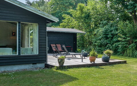 Lucie - 1.5Km from the Sea: Verblijf, Groundcover, Tuin, Schaduw, Garden Gebouwen, Buitenmeubels, Gazon, Backyard, Werf, Siding