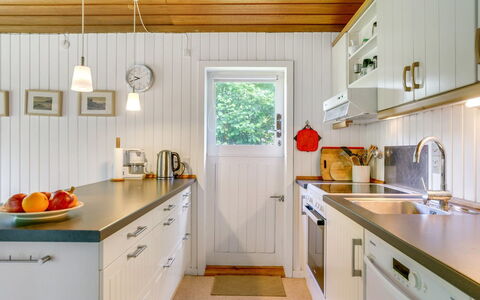 Lucie - 1.5Km from the Sea: Hout, Flooring, Interieur Ontwerp, Plafond, Countertop, Keuken, Verdieping, Lichte Inrichting, Huis, Cabinetry