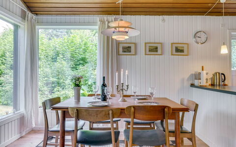 Lucie - 1.5Km from the Sea: Meubilair, Interieur Ontwerp, Hout, Flooring, Lichte Inrichting, Plafond, Eetkamer, Keuken En Eettafel, Stoel, Tafel