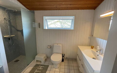 Lucie - 1.5Km from the Sea: Flooring, Loodgieterswerkinrichting, Verdieping, Hout, Badkamer, Interieur Ontwerp, Loodgieter, Wastafel, Kraan, Toilet