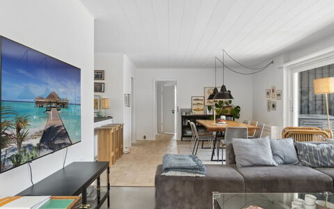 Tonia - 290M from the Sea: Hout, Dak, Architectuur, Huis, Huis, Verblijf, Siding, Hardwood, Helling, Landgoed