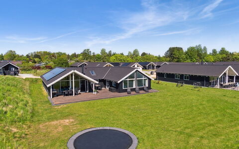 Vara - 800M from the Sea: Appartement, Schaduw, Balkon, Stoel, Hek, Buitenmeubels, Aluminium, Kunstgras