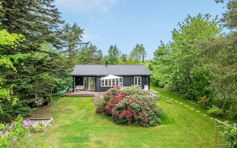 Mariela - 800M from the Sea: Hout, Dak, Architectuur, Huis, Huis, Verblijf, Siding, Hardwood, Helling, Landgoed