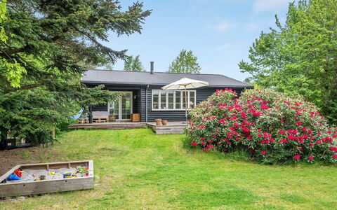 Mariela - 800M from the Sea: Hout, Dak, Architectuur, Huis, Huis, Verblijf, Siding, Hardwood, Helling, Landgoed