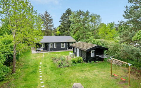 Mariela - 800M from the Sea: Hout, Dak, Architectuur, Huis, Huis, Verblijf, Siding, Hardwood, Helling, Landgoed