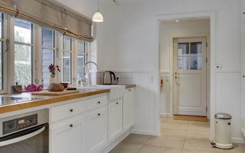 Emely - 700M from the Sea: Hout, Dak, Architectuur, Huis, Huis, Verblijf, Siding, Hardwood, Helling, Landgoed