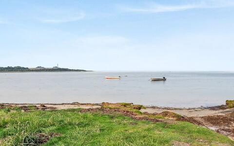 Makrina - 175M from the Sea: Hout, Dak, Architectuur, Huis, Huis, Verblijf, Siding, Hardwood, Helling, Landgoed