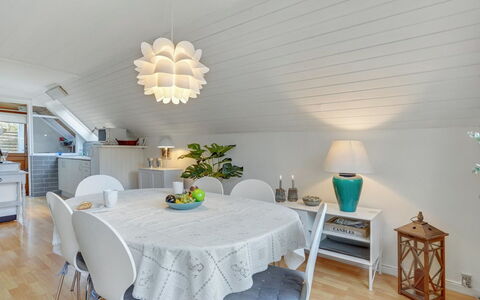 Marita - 225M from the Sea: Woongebied, Dak, Voorstad, Oprit, Landgoed, Schoorsteen