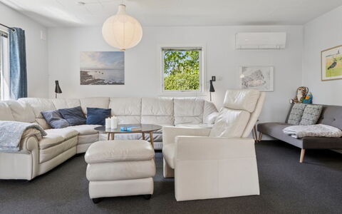 Ømund - 600M to the Fjord: Meubilair, Bankstel, Interieur Ontwerp, Flooring, Verdieping, Woonkamer, Huis, Kamer, Verlichting, Appartement