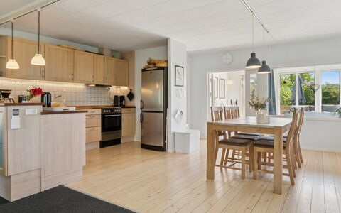 Ømund - 600M to the Fjord: Flooring, Meubilair, Verdieping, Interieur Ontwerp, Hout, Plafond, Houten Vloer, Keuken, Kamer, Laminaatvloer