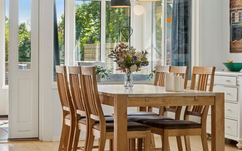 Ømund - 600M to the Fjord: Meubilair, Flooring, Hout, Verdieping, Eetkamer, Interieur Ontwerp, Keuken En Eettafel, Tafel, Stoel, Beits