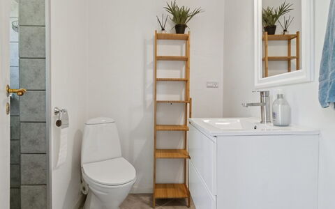 Ømund - 600M to the Fjord: Flooring, Verdieping, Interieur Ontwerp, Toilet, Loodgieterswerkinrichting, Wc Bril, Kamer, Badkamer, Loodgieter, Tegel