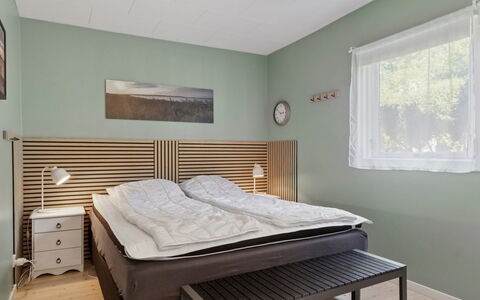 Ømund - 600M to the Fjord: Meubilair, Bed, Interieur Ontwerp, Slaapkamer, Hout, Verdieping, Flooring, Bedding, Plafond, Linens