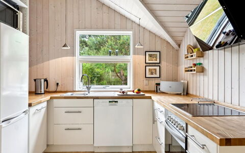 Merina - 700M from the Sea: Keuken, Toestel Van De Keuken, Countertop, Major Appliance, Flooring, Hout, Interieur Ontwerp, Cabinetry, Plafond, Huishoudapparatuur