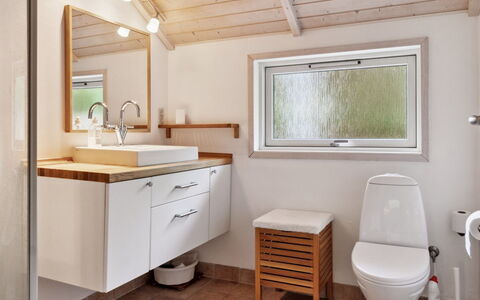 Merina - 700M from the Sea: Badkamer, Wastafel In De Badkamer, Loodgieterswerkinrichting, Flooring, Interieur Ontwerp, Wastafel, Verdieping, Hout, Kraan, Badkamerkast