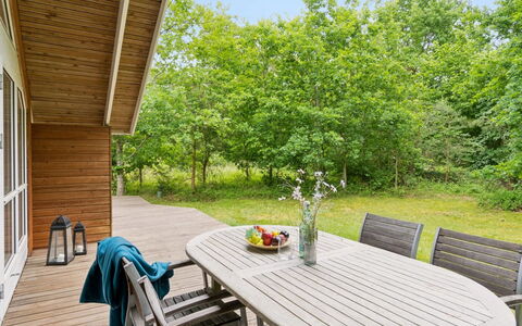 Merina - 700M from the Sea: Verblijf, Backyard, Werf, Garden Gebouwen, Schuur, Siding, Buitenmeubels, Blokhut, Outdoor Structuur, Keet