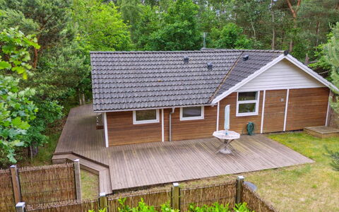 Merina - 700M from the Sea: Verblijf, Backyard, Werf, Garden Gebouwen, Schuur, Siding, Buitenmeubels, Blokhut, Outdoor Structuur, Keet
