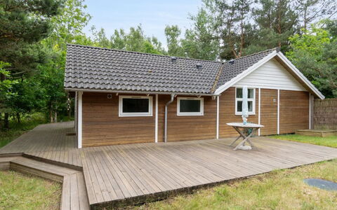 Merina - 700M from the Sea: Verblijf, Backyard, Werf, Garden Gebouwen, Schuur, Siding, Buitenmeubels, Blokhut, Outdoor Structuur, Keet