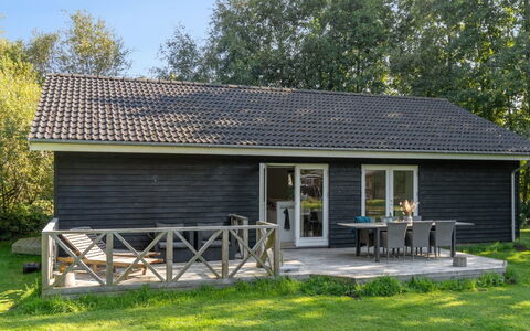 Pietari - 1.2Km from the Sea: Hout, Dak, Architectuur, Huis, Huis, Verblijf, Siding, Hardwood, Helling, Landgoed