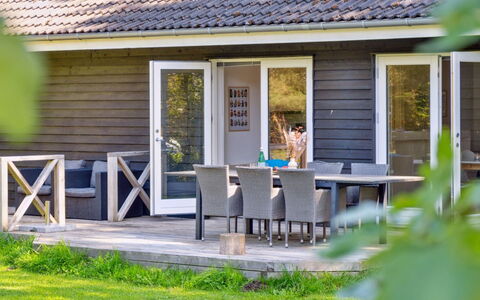 Pietari - 1.2Km from the Sea: Hout, Dak, Architectuur, Huis, Huis, Verblijf, Siding, Hardwood, Helling, Landgoed