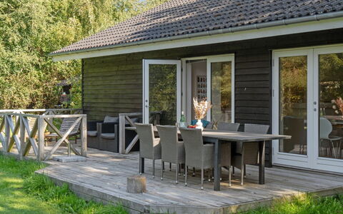 Pietari - 1.2Km from the Sea: Hout, Dak, Architectuur, Huis, Huis, Verblijf, Siding, Hardwood, Helling, Landgoed