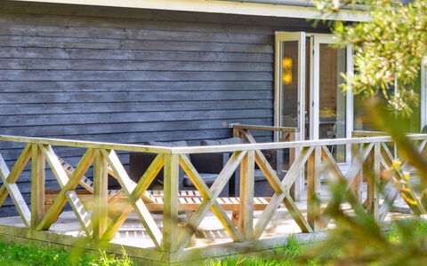 Pietari - 1.2Km from the Sea: Hout, Dak, Architectuur, Huis, Huis, Verblijf, Siding, Hardwood, Helling, Landgoed