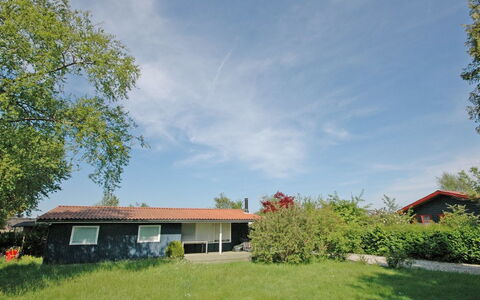 Yari - 250M from the Sea: Dak, Huis, Deur, Verblijf, Schaduw, Siding, Werf, Landgoed, Backyard