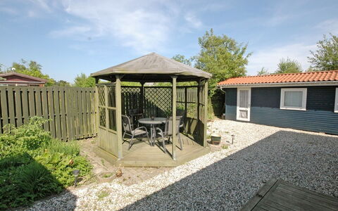 Yari - 250M from the Sea: Dak, Huis, Deur, Verblijf, Schaduw, Siding, Werf, Landgoed, Backyard