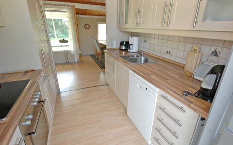 Yari - 250M from the Sea: Dak, Huis, Deur, Verblijf, Schaduw, Siding, Werf, Landgoed, Backyard