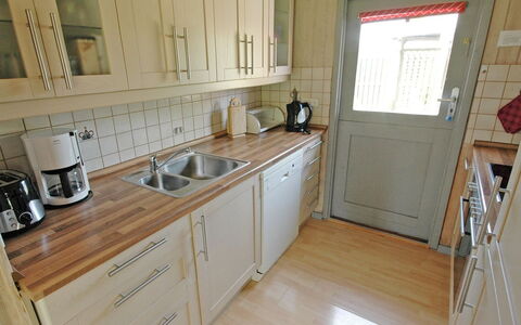 Yari - 250M from the Sea: Dak, Huis, Deur, Verblijf, Schaduw, Siding, Werf, Landgoed, Backyard