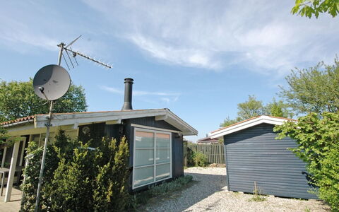 Yari - 250M from the Sea: Dak, Huis, Deur, Verblijf, Schaduw, Siding, Werf, Landgoed, Backyard