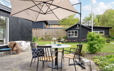 Eeli - 150M from the Sea: Paraplu, Buitenmeubels, Meubilair, Buitentafel, Stoel, Schaduw, Tuin, Keuken En Eettafel, Patio, Werf