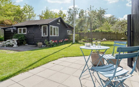 Eeli - 150M from the Sea: Struik, Huis, Huis, Tuin, Groundcover, Verblijf, Siding, Gazon, Werf, Backyard