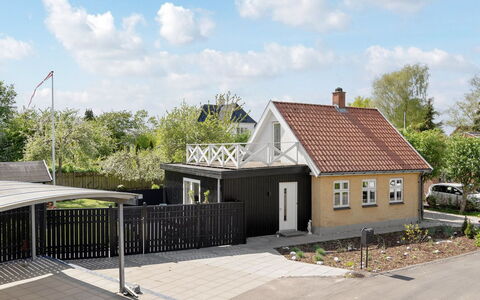Eeli - 150M from the Sea: Gebouw, Huis, Dak, Woongebied, Huis, Verblijf, Siding, Voorstad, Hek, Helling