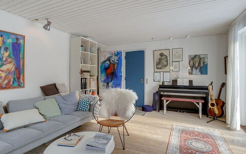 Eeli - 150M from the Sea: Meubilair, Interieur Ontwerp, Flooring, Muur, Verdieping, Hout, Plafond, Woonkamer, Houten Vloer, Bankstel