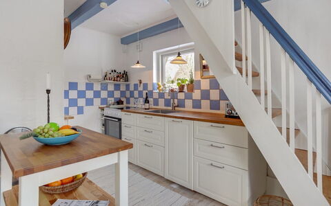 Eeli - 150M from the Sea: Flooring, Meubilair, Interieur Ontwerp, Hout, Verdieping, Plafond, Cabinetry, Countertop, Keuken, Huis