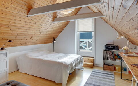 Eeli - 150M from the Sea: Interieur Ontwerp, Flooring, Slaapkamer, Meubilair, Hout, Verdieping, Plafond, Bed, Zolder, Houten Vloer