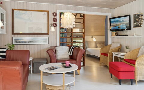 Arild - 10M from the Sea: Meubilair, Interieur Ontwerp, Flooring, Verdieping, Hout, Tafel, Stoel, Plafond, Kamer, Woonkamer