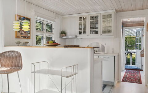 Arild - 10M from the Sea: Meubilair, Interieur Ontwerp, Flooring, Keuken, Verdieping, Hout, Countertop, Huis, Plafond, Cabinetry