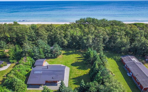Gulborg - 25M from the Sea: Dak, Huis, Huis, Verblijf, Siding, Landgoed, Oprit, Garden Gebouwen, Werf, Schuur