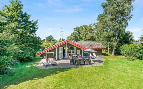Uta - 300M from the Sea: Gras, Huis, Dak, Huis, Verblijf, Struik, Land Lot, Landelijk Gebied, Boerderij, Groundcover