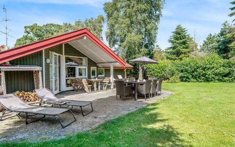 Uta - 300M from the Sea: Gras, Huis, Dak, Huis, Verblijf, Struik, Land Lot, Landelijk Gebied, Boerderij, Groundcover