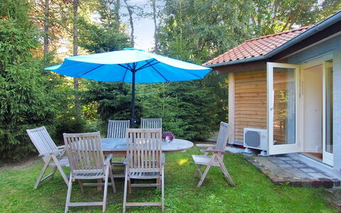 Fernande - 150M from the Sea: Meubilair, Buitenmeubels, Stoel, Tafel, Buitentafel, Paraplu, Schaduw, Tuin, Patio, Backyard